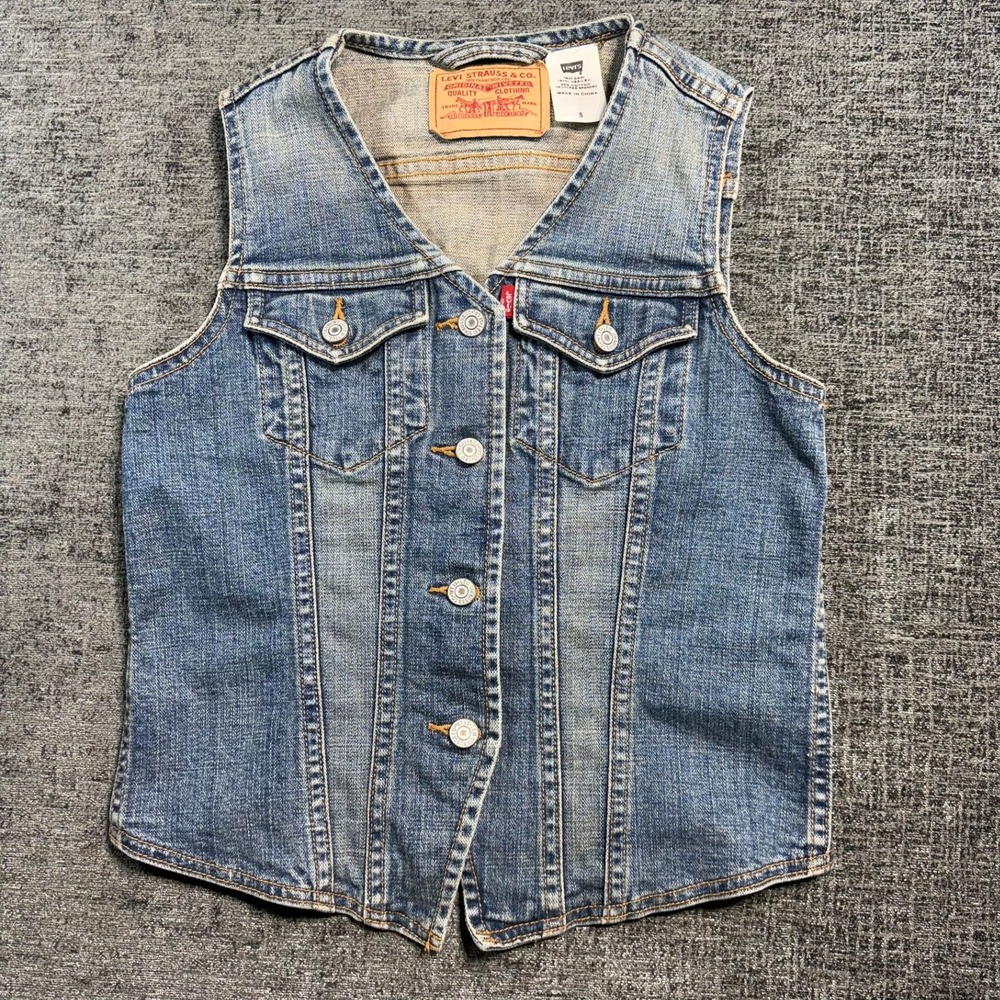 Levi's Denim Vest Women's Small Blue Medium Wash Distressed Trucker Button Up